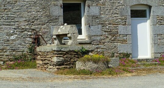 Puits en pierre près de la chapelle St Antoine - MELGVEN