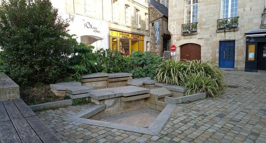 Fontaine place Médard - QUIMPER