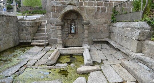 Fontaine de l'église, SAINT-NICOLAS-DU-PELEM